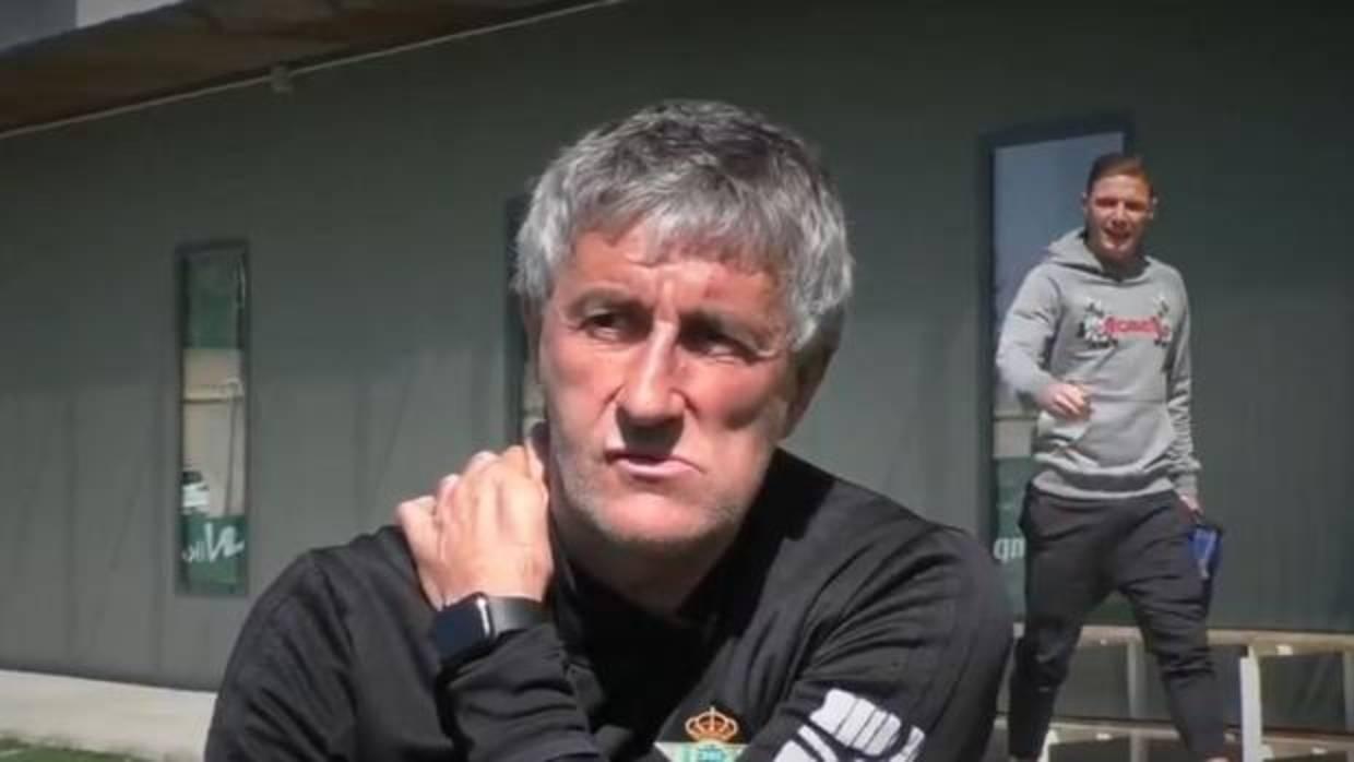 Quique Setién y Joaquín durante la entrevista al entrenador verdiblanco