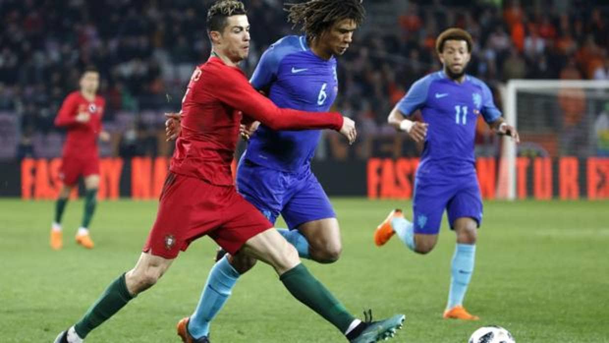 El portugués Cristiano Ronaldo (i) disputa el balón con Nathan Ake (c) de Holanda