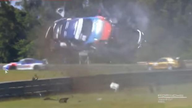 Impactante accidente tras un toque con un rival