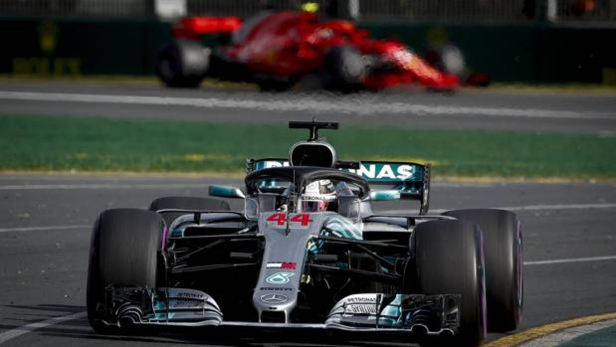 El Mercedes de Hamilton rueda por delante de un Ferrari