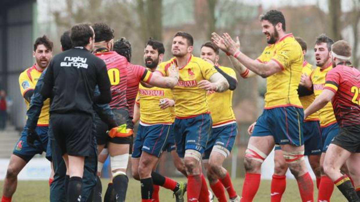 Los jugadores españoles se encaran con el árbitro