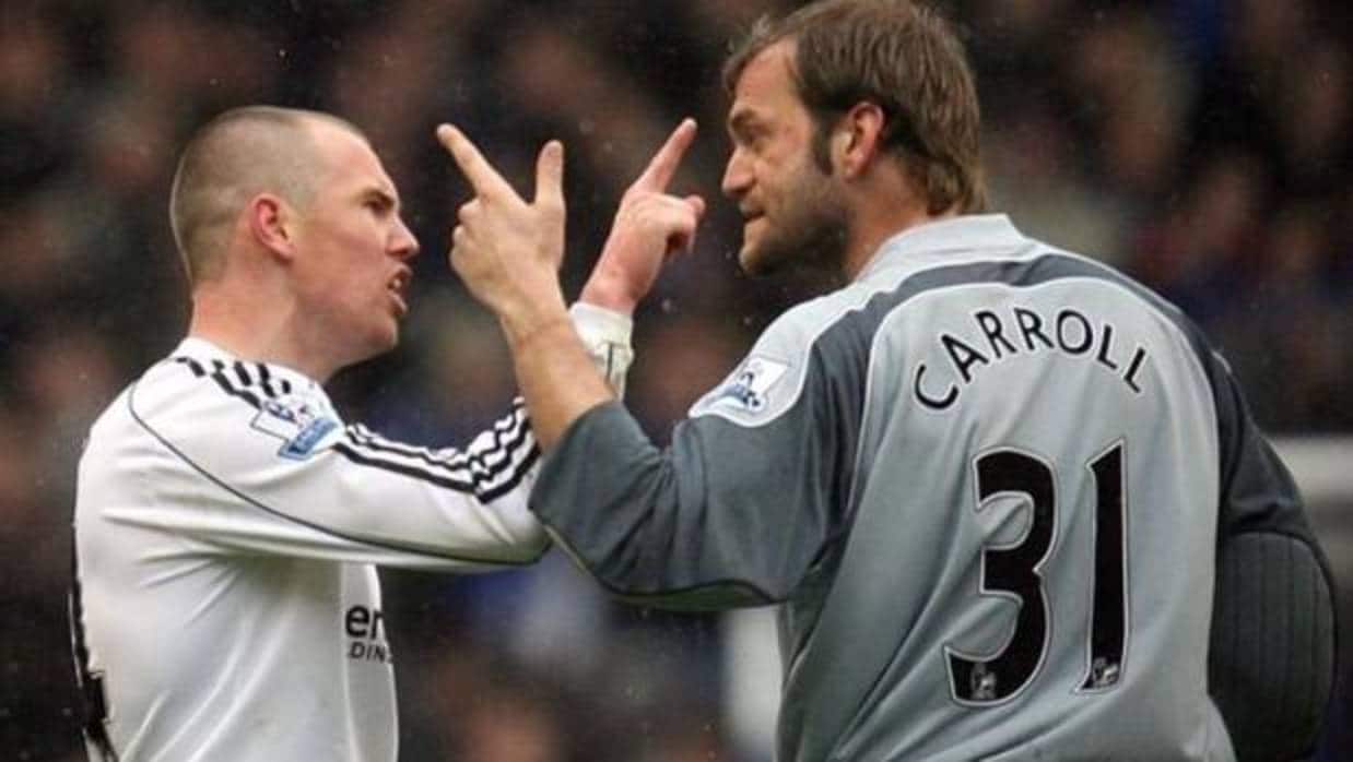 Carroll guardameta de aquel Derby County discute con un compañero de su equipo