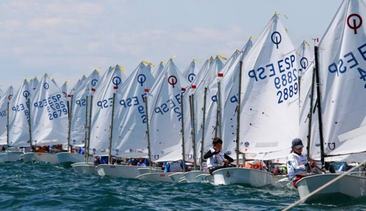 Javier Plomer, líder provisional en el estreno del Nacional de Optimist