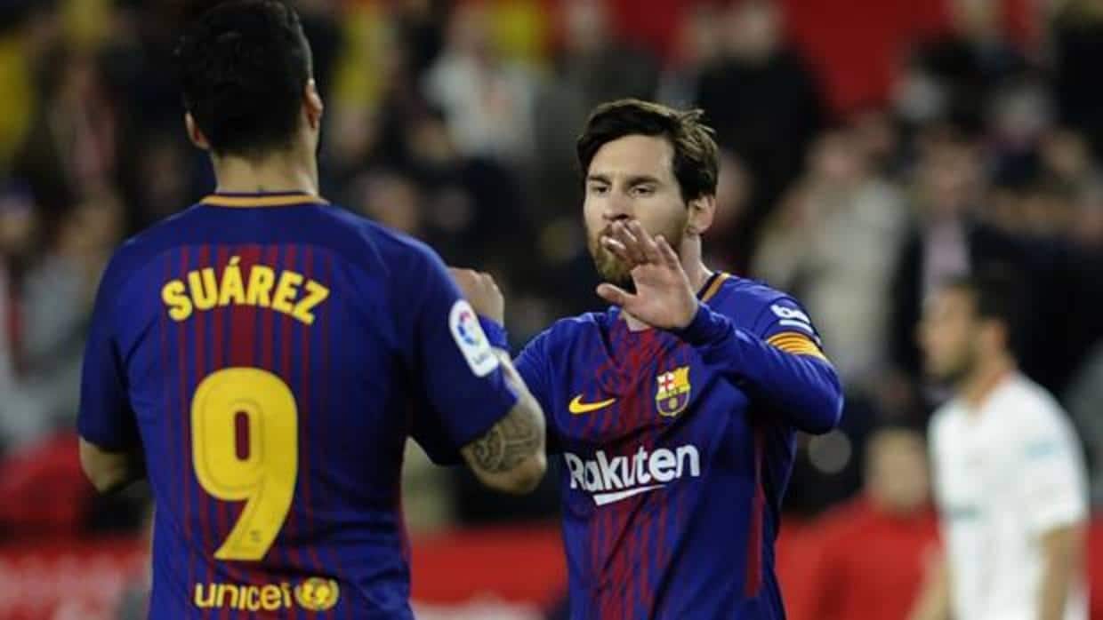 Suárez y Messi celebran el empate ante el Sevilla