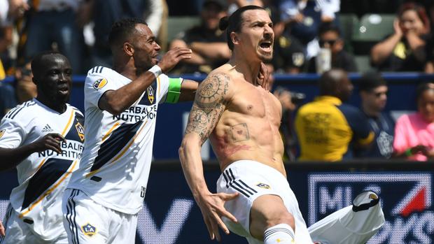 Ibrahimovic pone Los Ángeles patas arriba en su debut