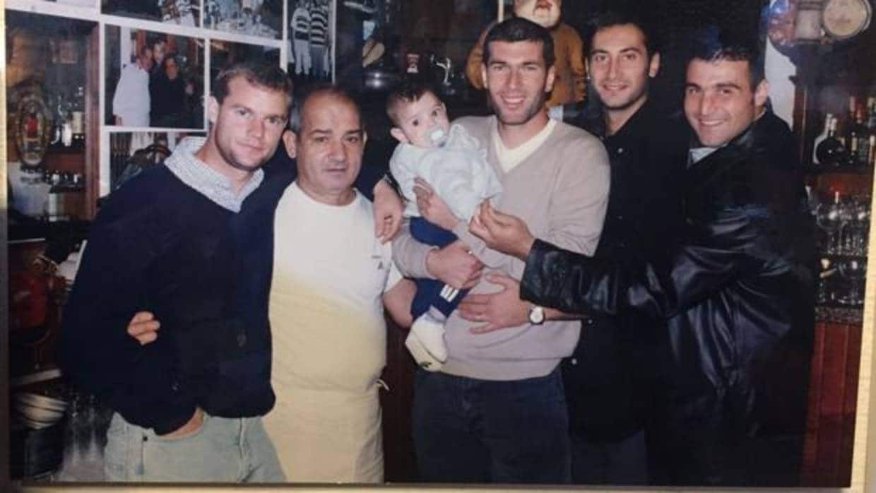 Zidane, junto al dueño Angelino, su hijo Enzo, y sus compañeros Pessotto, Iuliano y Peruzzi