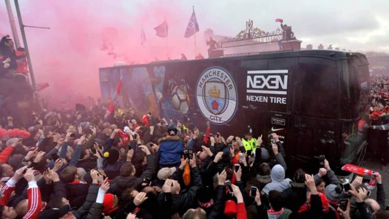 Aficionados del Liverpool reciben al autobús del Manchester City
