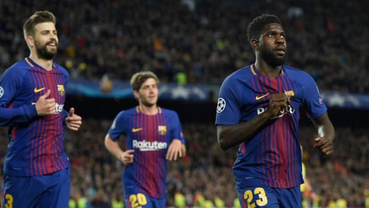 Samuel Umtiti celebra el segundo gol del Barcelona señalándose em escudo de la camiseta