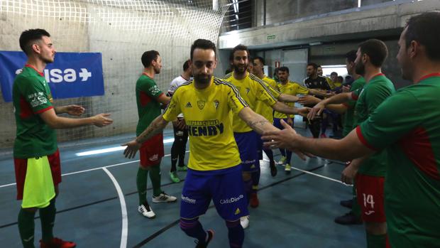 El campeón Cádiz CF Virgili festeja el título con un rotundo 5-1