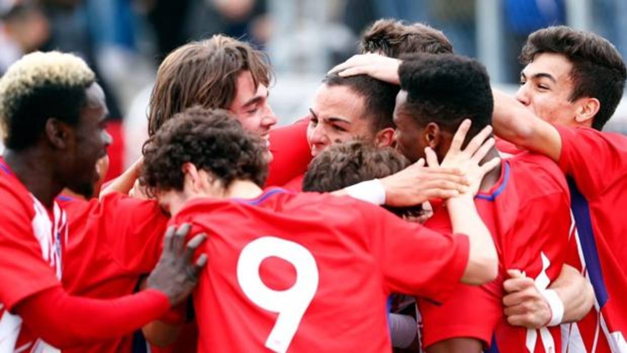 Los juveniles del Atlético Madrileño celebran el título de Liga en el Grupo VII de División de Honor