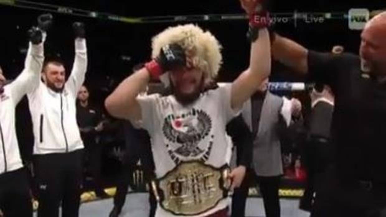 Khabib Nurmagomedov celebra el título de campeón del peso ligero de UFC