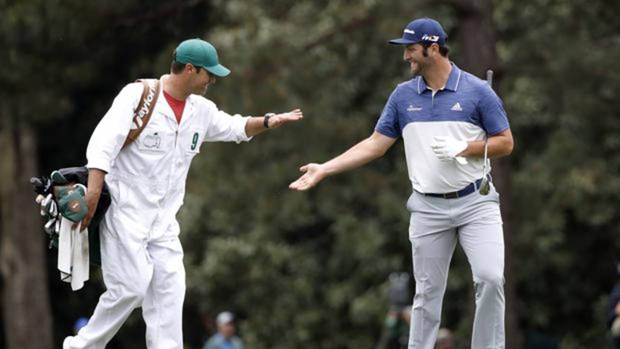 Jon Rahm recibe la felicitación de su caddy, Adam Hayes, después hacer un eagle en el hoyo 8