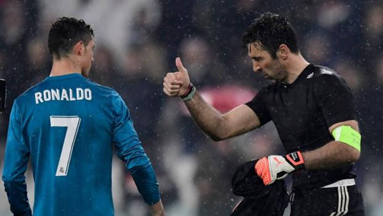 Buffon felicita a Cristiano, en la ida de los cuartos de la Champions