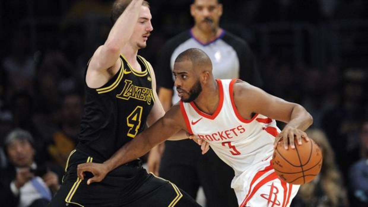 Chris Paul y Alex Caruso durante el partido entre Lakers y Rockets