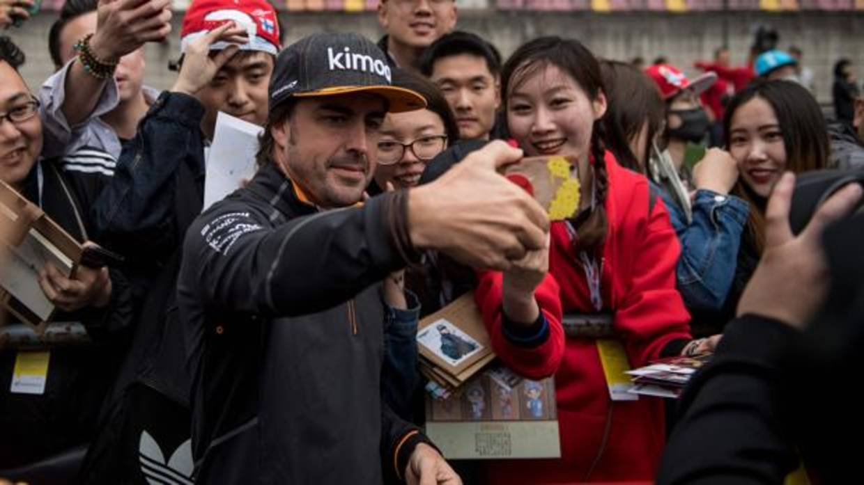 Fernando Alonso, con aficionados chinos
