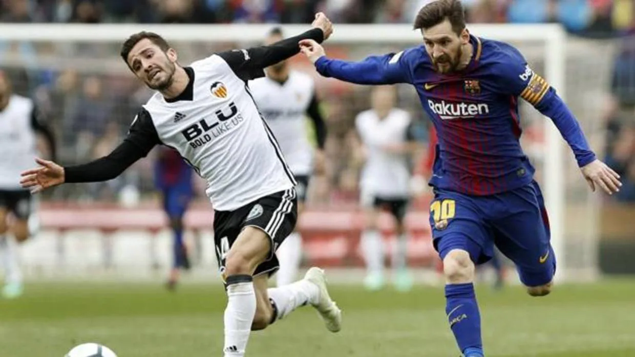 Gayá trata de frenar a Leo Messi