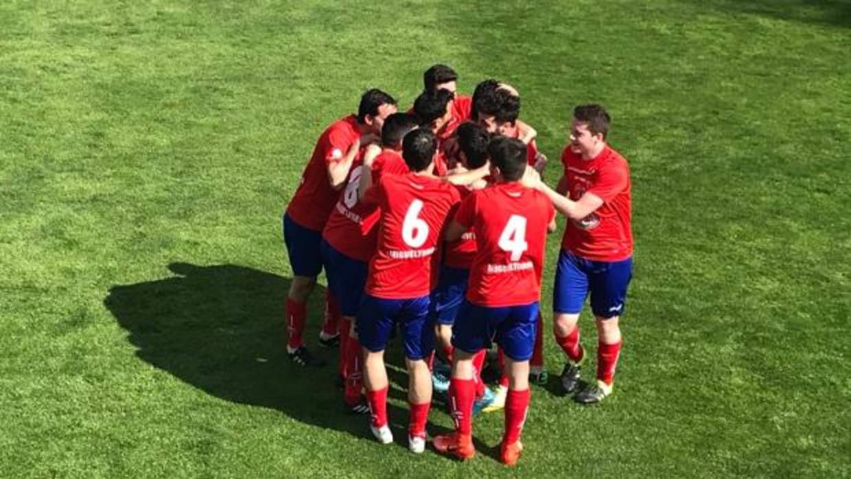 Los jugadores del Miguelturreño celebran el gol de Ivanchu al Albacete B