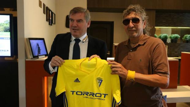 El Cádiz CF deja al criterio de Mágico la elección del equipo que venga al Trofeo