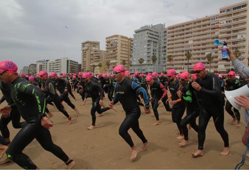 Los participantes del Trihércules Cádiz se lanzan al mar.
