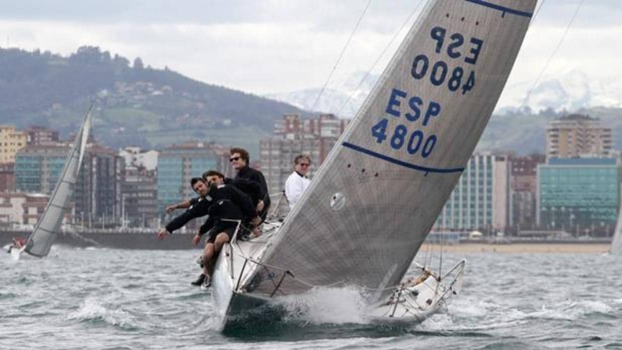 El «Universidad de Oviedo», vencedor en la cuarta regata del Trofeo de Primavera