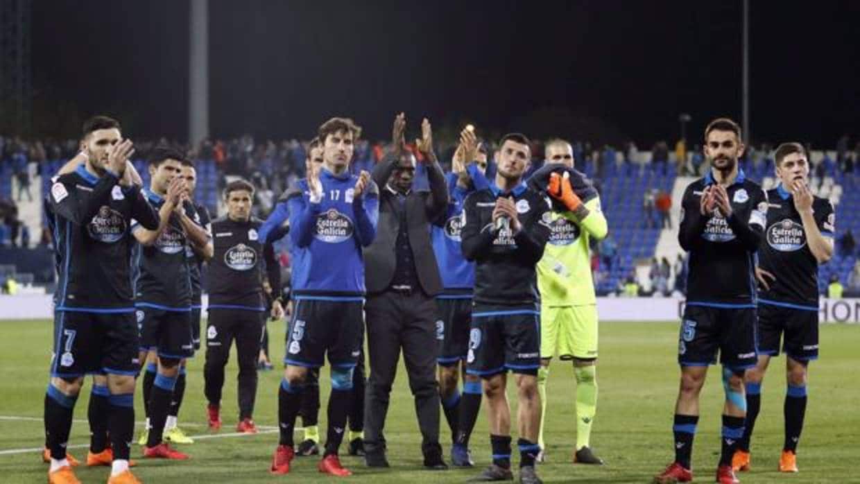 El técnico y los jugadores del Deportivo de la Coruña aplauden a los aficionados deportivistas