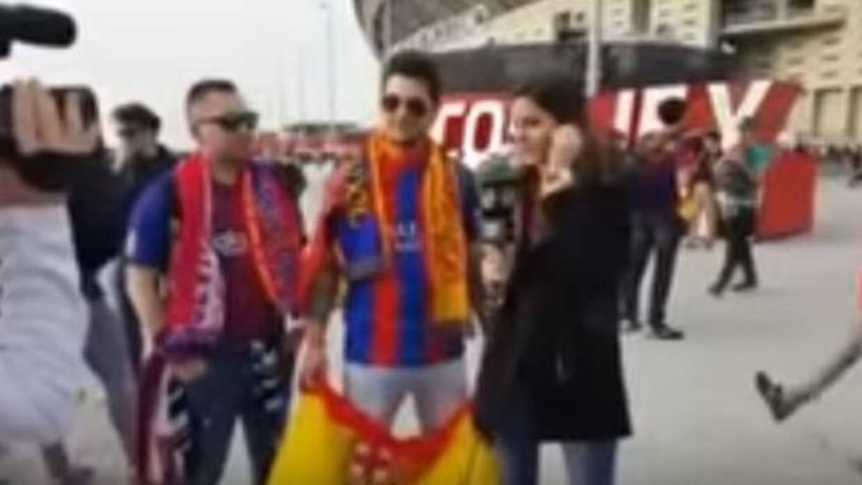 Una reportera de Barça TV obliga a un aficionado culé a esconder la bandera de España