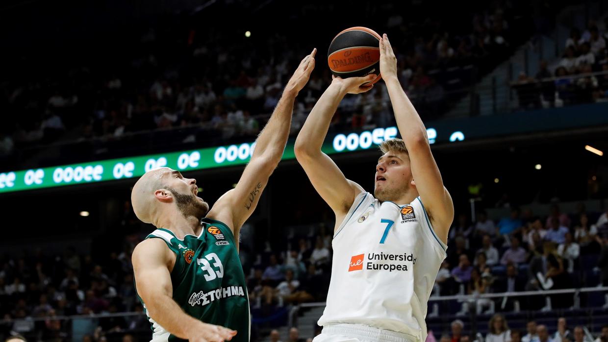 Luka Doncic durante el enfrentamiento ante el Panathinaikos