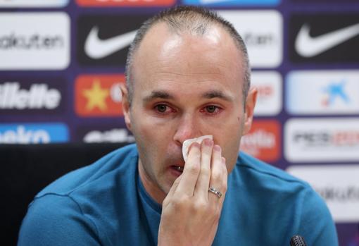 Iniesta tuvo que interrumpir su discurso en más de una ocasión a causa de la emoción