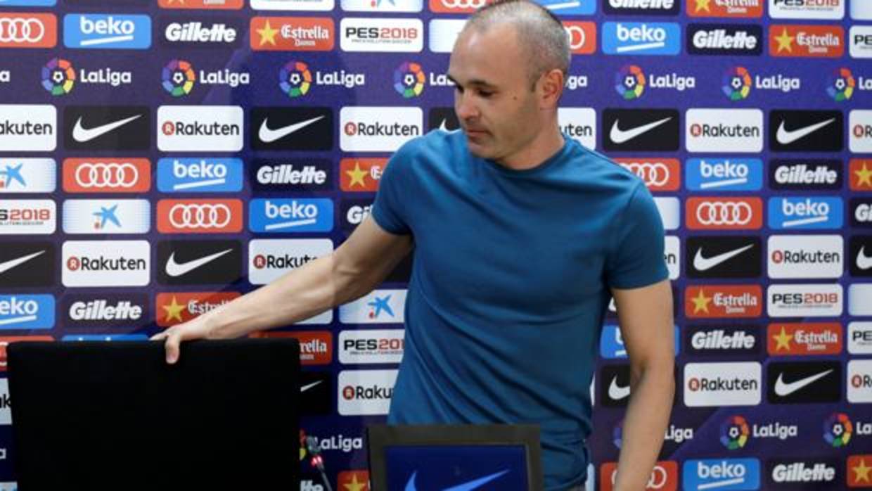 Andrés Iniesta, antes de comenzar la rueda de prensa en la que ha anunciado su marcha del Barcelona