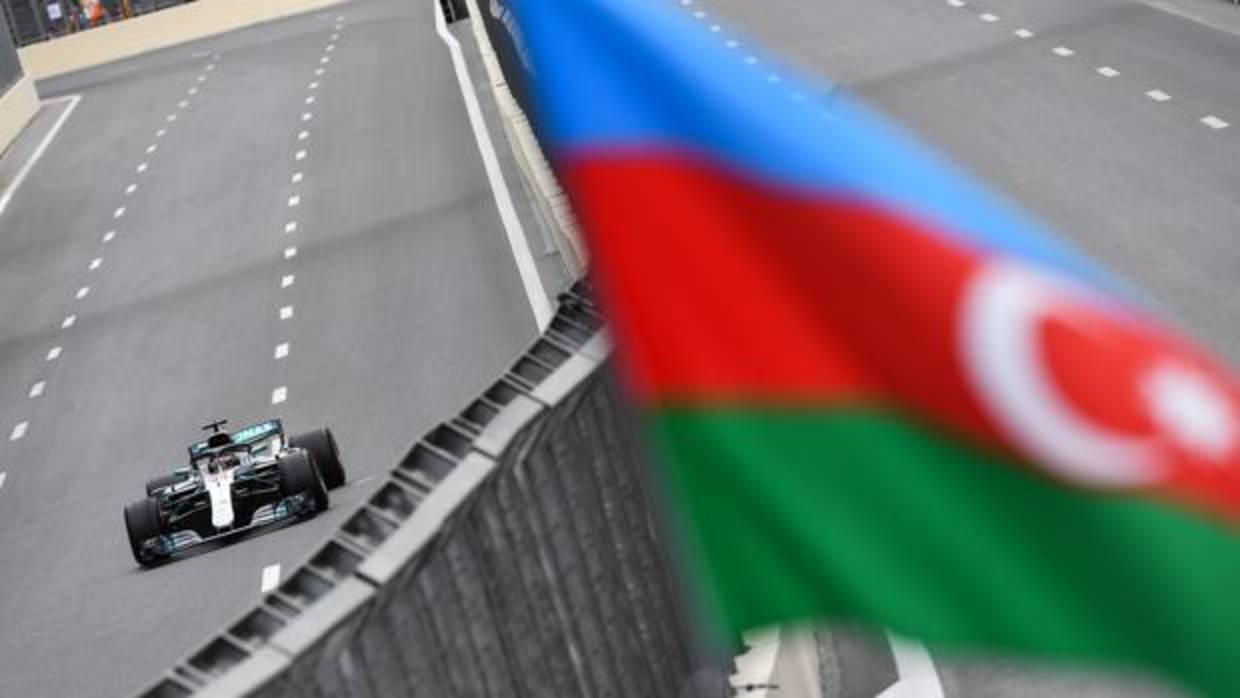 Lewis Hamilton, con el Mercedes en el circuito de Bakú