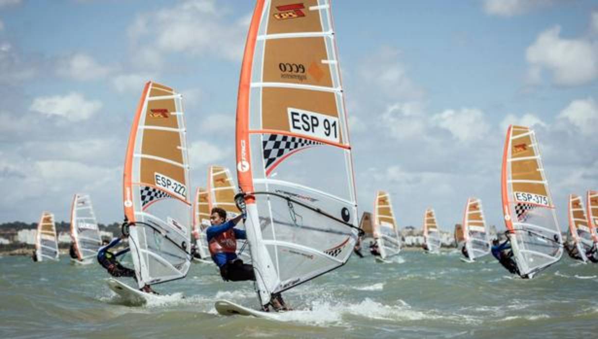 Mucha igualdad en el comienzo de la Copa de España de windsurfing