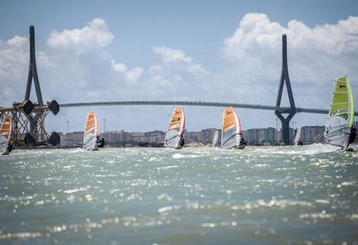 Mucha igualdad en el comienzo de la Copa de España de windsurfing