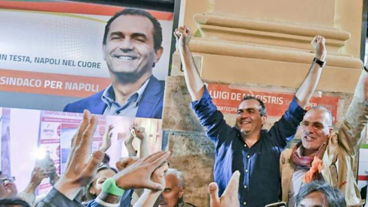 Luigi de Magistris celebra su victoria electoral en Nápoles en el año 2016