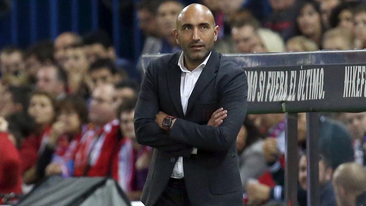 Abelardo durante su etapa como entrenador en el banquillo del Sporting