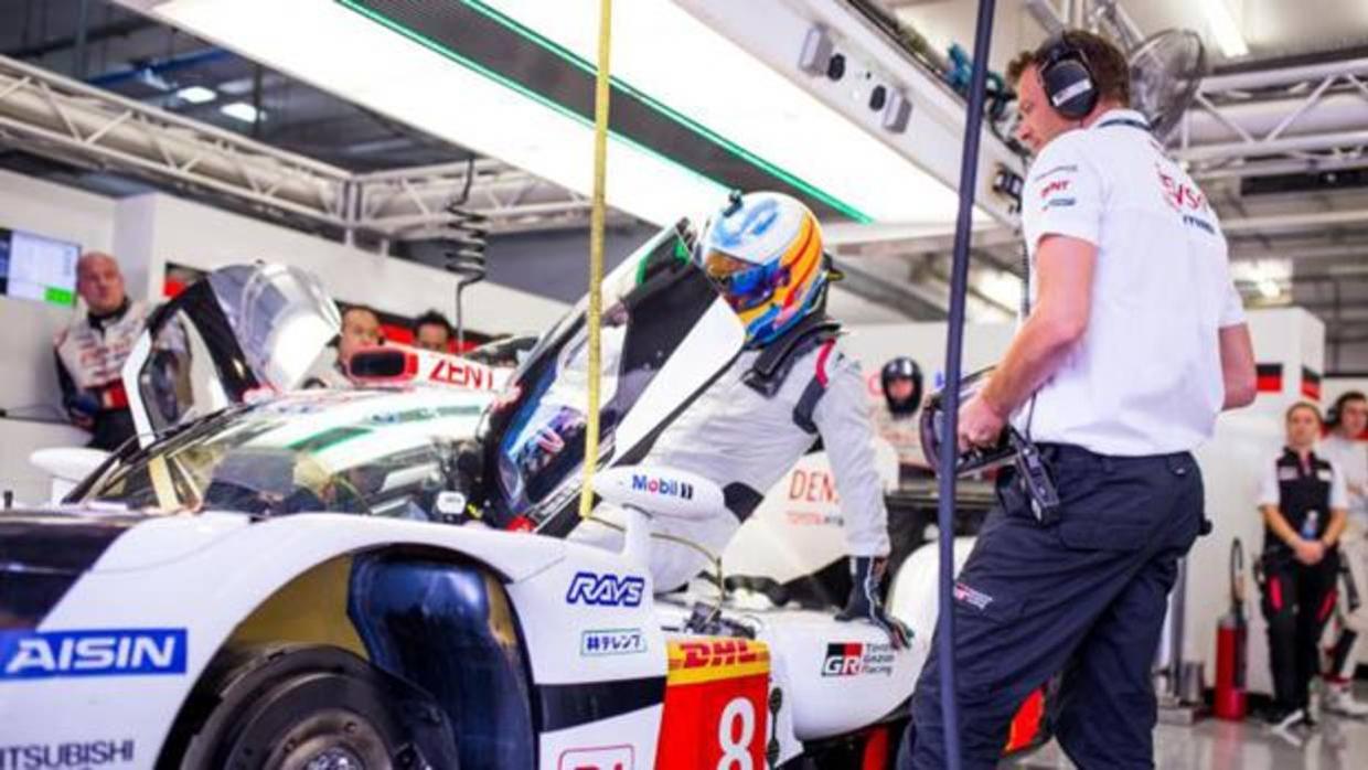 Fernando Alonso con el Toyota híbrido con el que participará en Spa y en Le Mans