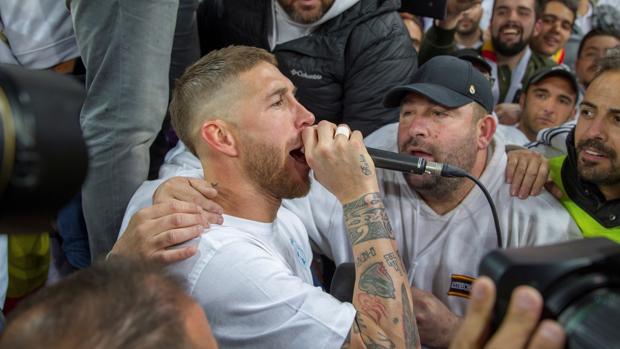 La insólita celebración de Sergio Ramos con los hinchas blancos