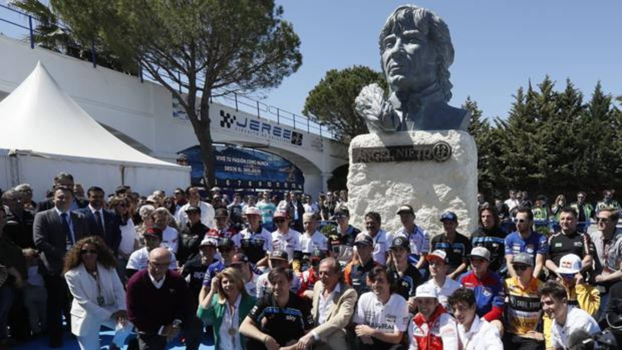 Foto de familia con el busto de Ángel Nieto en la entrada principal del circuito
