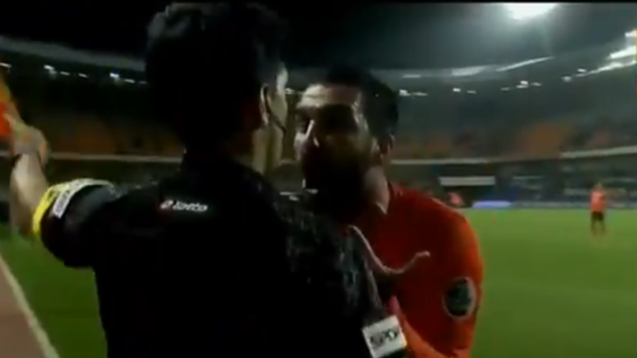 Arda Turan se encara con el línea