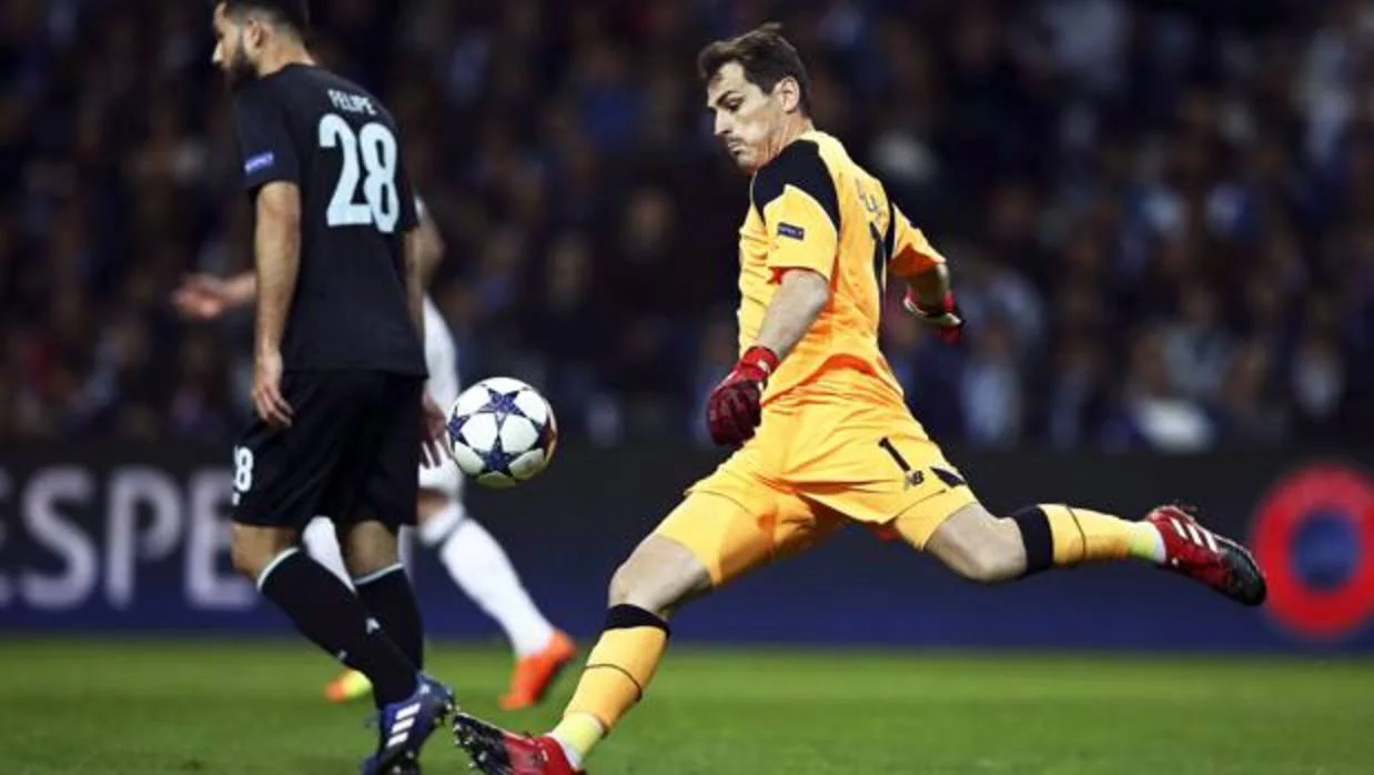 Íker Casillas golpea el balón durante un encuentro con el Oporto