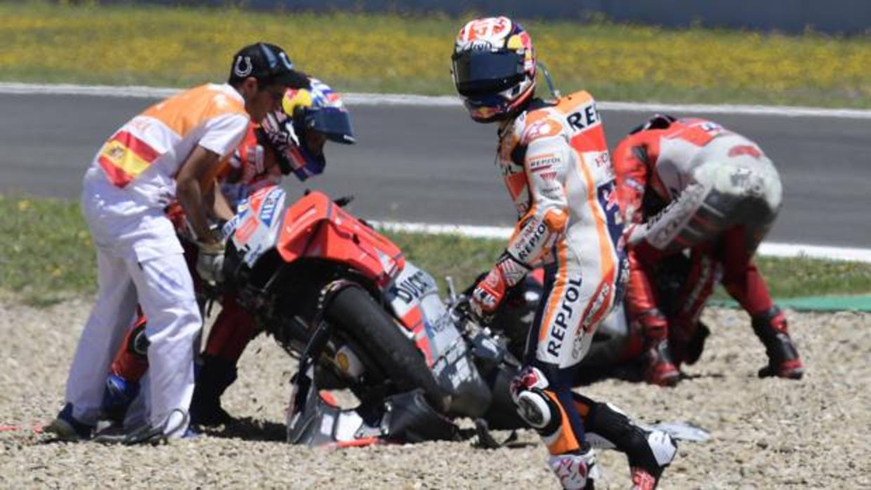 Pedrosa intentar salir de la zona de grava tras el accidente