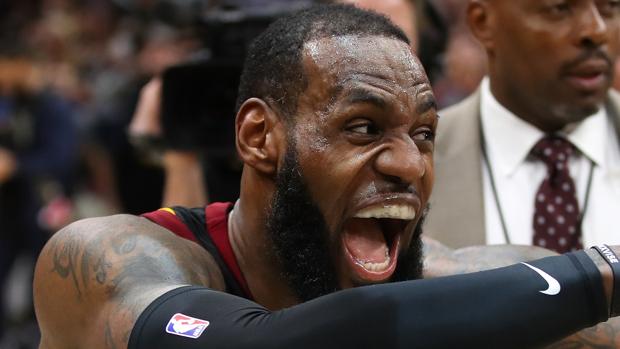 LeBron James vuelve a anotar una canasta decisiva en el último segundo