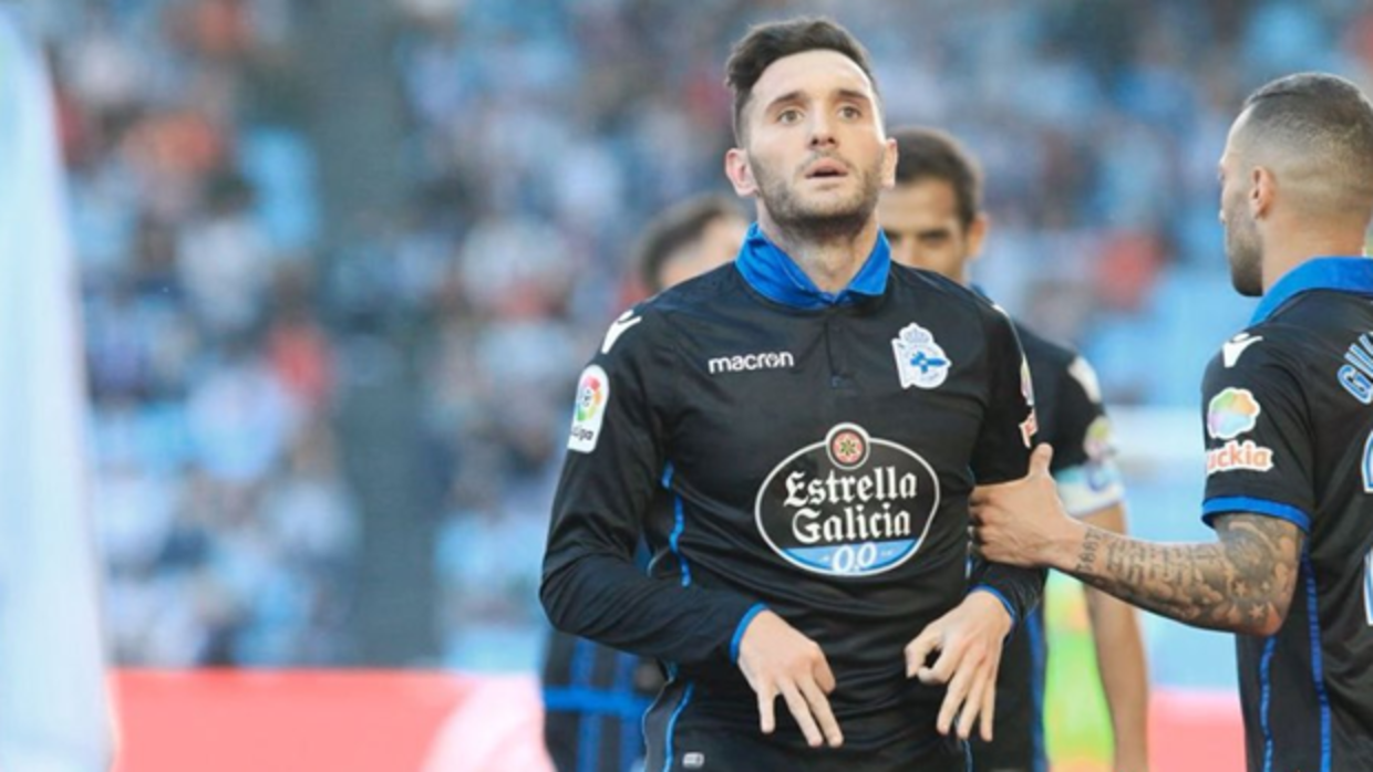 Lucas Pérez celebra su gol haciendo un gesto