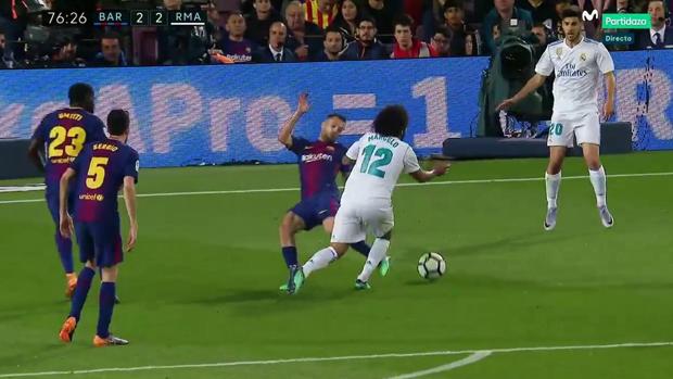 El Madrid reclama un penalti de Jordi Alba a Marcelo