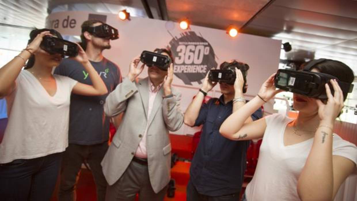 Aficionados en la Caja Mágica prueban las gafas de realidad virtual