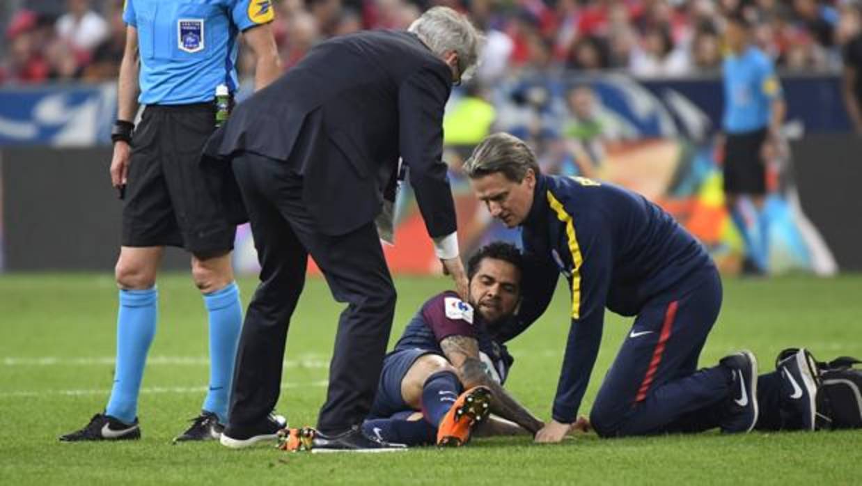 Dani ALves se lesionó en la final de la Copa de FranciaFúbol