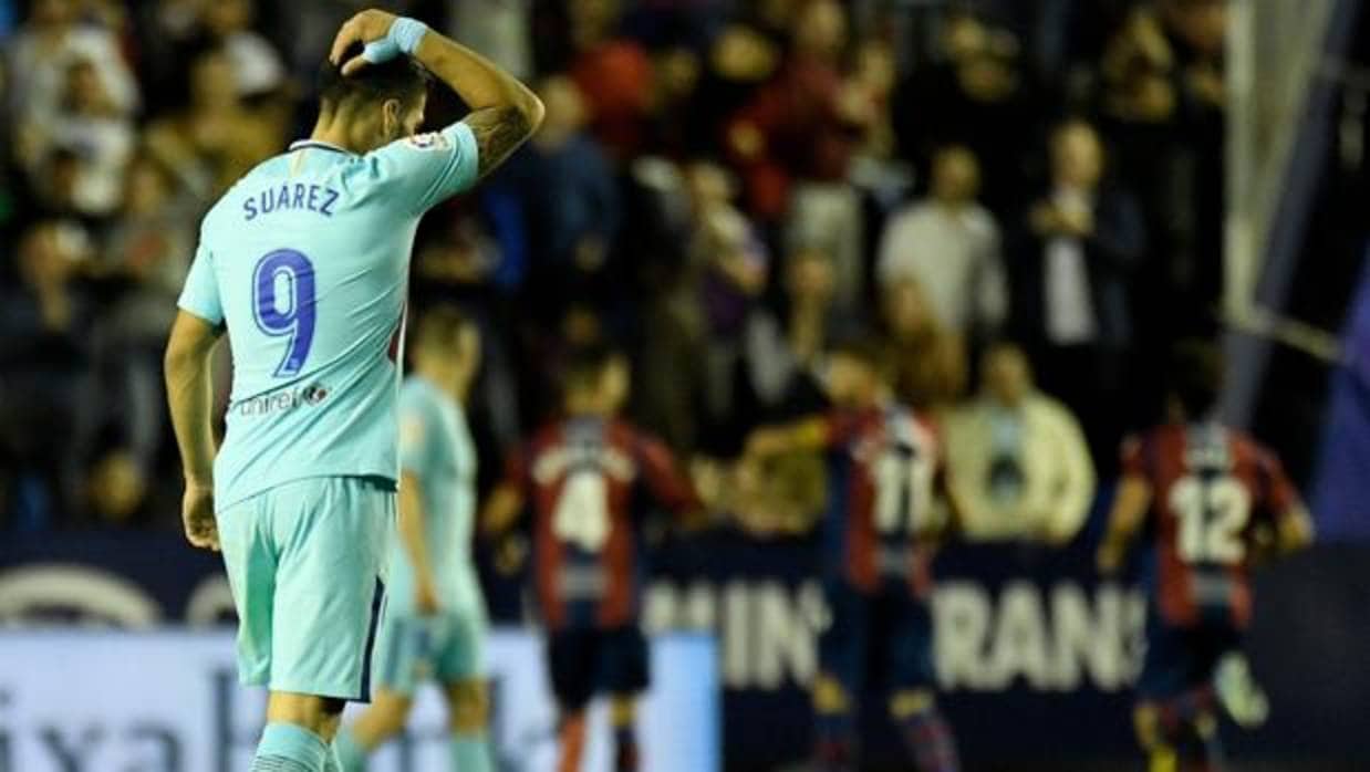 Luis Suárez se lamenta después de uno de los goles del Levante