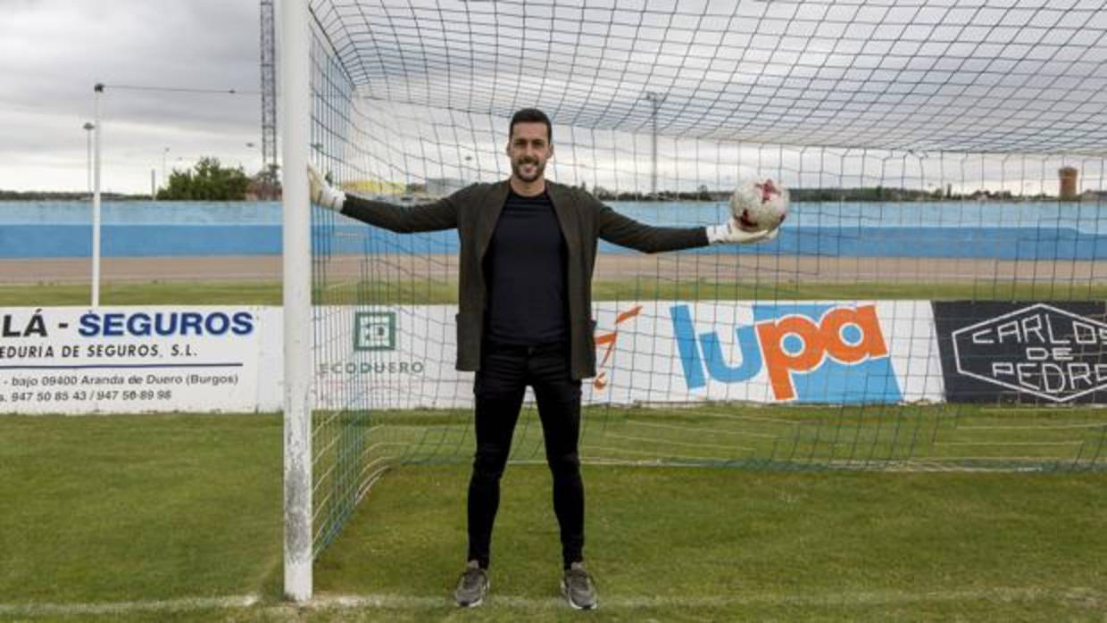 Pablo Carmona posa para ABC en el estadio de la Arandina CF