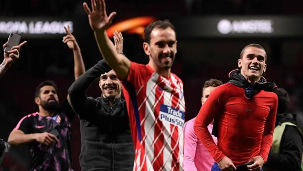 Los jugadores del Atlético celebran la clasificación para la final de la Europa League