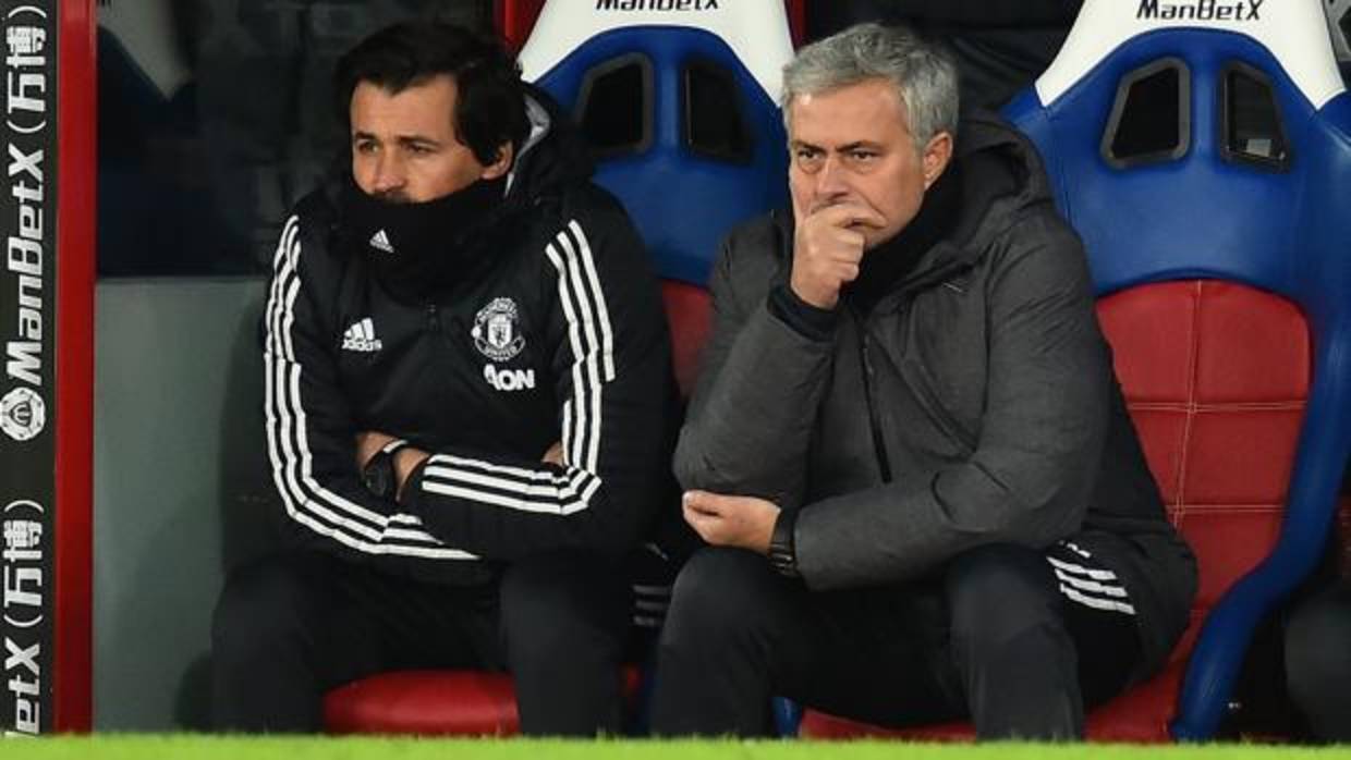 Mourinho y Rui Faría en el banquillo del United