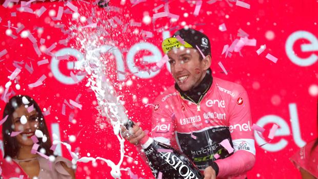 Sam Bennet gana la etapa y Simon Yates sigue liderando